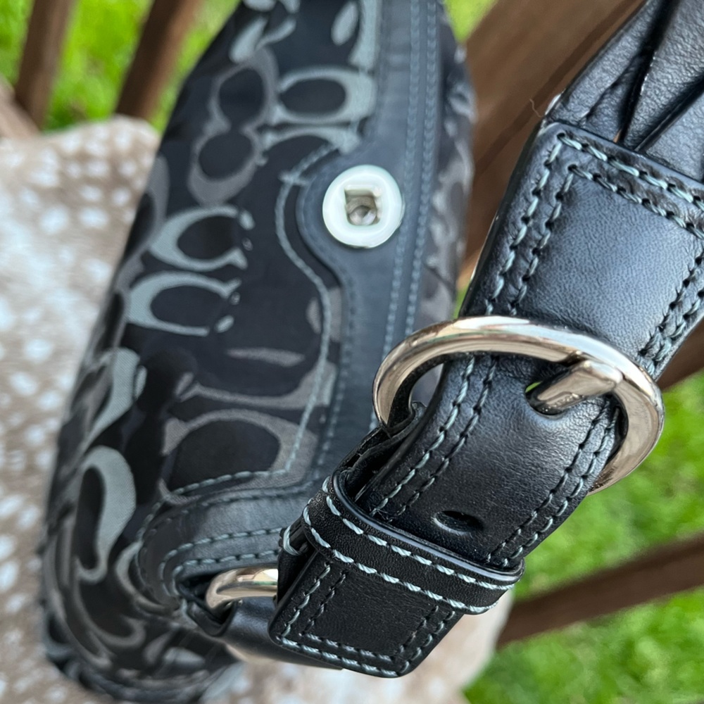 COACH Chelsea Optic Signature Hobo Bag, No. 10990 - Picture 4 of 12